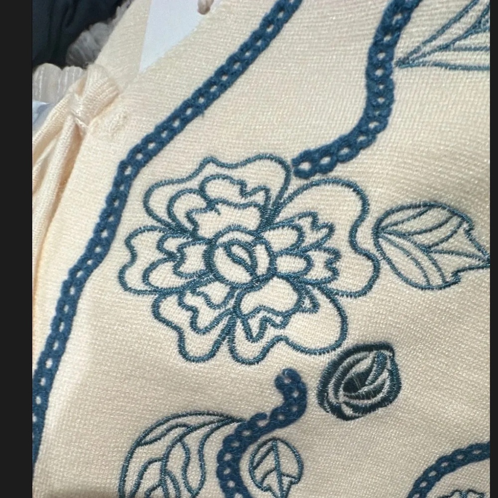 NWT Driftwood Ravishing Rosette Embroidered Vest - Picture 2 of 2